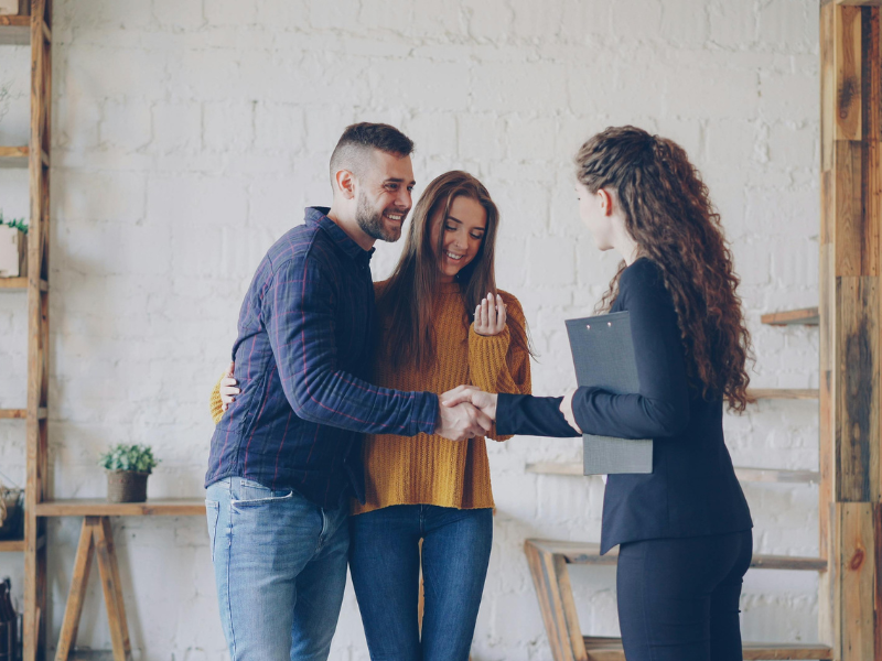 couple de locataires et un agent immobilier